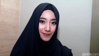 Sedangkan putri dari Tengku Firmansyah dan Cindy Fatikasari tampil menawan dengan hijab hitamnya. Pool/Gus Mun/detikFoto.
