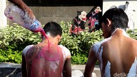 Jumali menyelingi aksinya dengan ritual mensucikan badan.