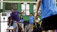 Marvin Williams berusaha mengembalikan shuttlecock.
