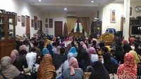 Puluhan pelayat memanjatkan doa untuk mendiang Susi.