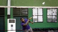 Marvin Williams berhasil mengembalikan smash-smash keras lawan.