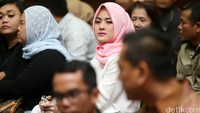 Tampak juga Naomi Shallima Istri Sanusi turut menghadiri persidangan.