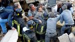 Evakuasi Korban Gempa di Italia