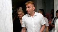 Agnez tampak menggandeng Wijaya Saputra atau yang biasa disapa Wijin. Pool/Gus Mun/detikFoto.