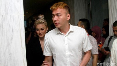 Mesranya Agnez MO Gandeng Wijaya Saputra