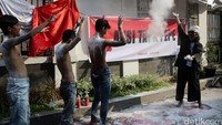 Seniman asal Malang Jumali Darmo Kondo melakukan aksi teatrikal di depan kantor DPP PDIP di Jakarta, Rabu (24/8/2016).