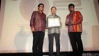 Penyerahan penghargaan diserahkan oleh Pemimpin Redaksi Koran Sindo Pung Purwanto (kanan) dan Penggagas Indonesia Brand Forum Yuswohady (kiri) dalam Indonesia Brand Forum, Grand Hyatt Hotel, Jakarta (24/8). 