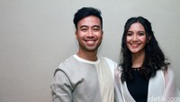 Vidi tampak merangkul Sheila. Pool/Gus Mun/detikFoto.