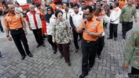 Megawati didampingi Soelistyo berkeliling untuk melihat-lihat peralatan SAR Basarnas.
