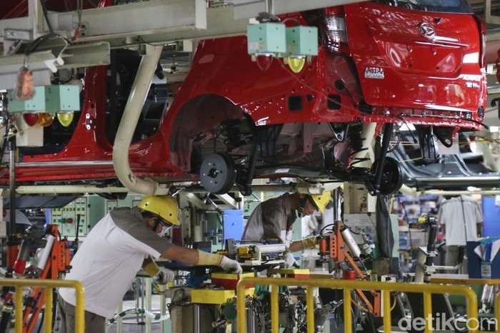 Ketua Dewan Perwakilan Daerah (DPD) Irman Gusman mengunjungi pabrik perakitan mobil dan Pusat Riset dan Pengembangan (R&D) PT Astra Daihatsu Motor (ADM) di Karawang, Jawa Barat.