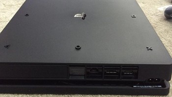 Bagian bawah kini terdapat motif tombol segitiga, kotak, lingkaran, dan silang. Port bagian belakang juga tidak ada perubahan. Foto: istimewa