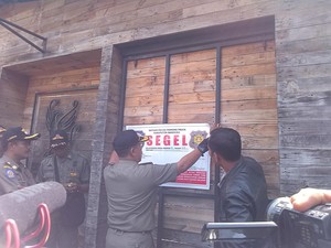 Belum Perpanjang Izin Usaha, Kafe di Dago Bandung Disegel Satpol PP