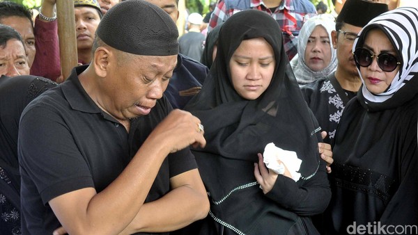 Tangis dan Doa Tukul Arwana Lepas Kepergian Susi Similikiti