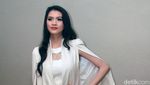 Black vs White! Gaya Marcella Zalianty dan Donita