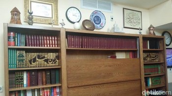 Buku dari kulit manusia: Beberapa buku yang dibuat pada abad ke-18 dan ke-19 dijilid dengan kulit manusia asli. Disebut bibliopegi antropodermik, buku-buku tersebut dibuat dengan cara yang sama seperti buku bersampul kulit pada umumnya, namun menggunakan kulit manusia dan bukan kulit binatang. Terdapat kurang dari sepuluh buku semacam ini yang telah diuji dan dikonfirmasi, dan sebagian besar isinya mengenai anatomi atau erotika. Foto: ilustrasi