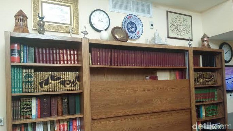 Foto 6 kamp Gulen: Kitab Gulen di rak buku