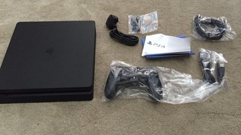 2: Dalam paket pembelian, Sony menyediakan kabel power, kabel HDMI, buku panduan, dan kontroler DualShock 4 terbaru plus kabel charger. Foto: istimewa