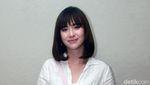 Manisnya Pamela Bowie Tampil Kasual