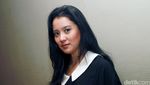 Black vs White! Gaya Marcella Zalianty dan Donita
