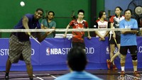 Marvin Williams melakukan smash.