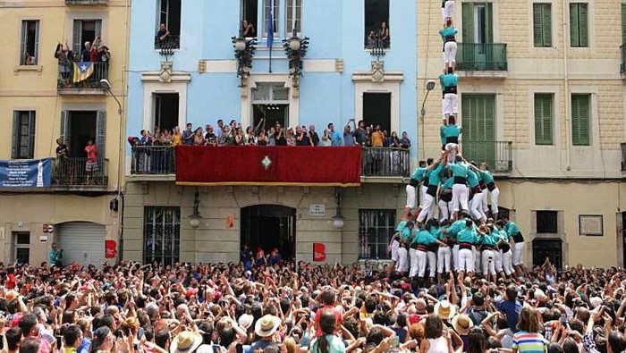 Uniknya Piramida Manusia di Spanyol