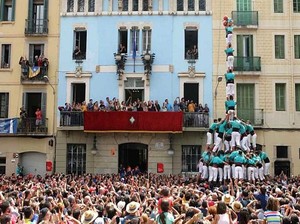 Uniknya Piramida Manusia di Spanyol