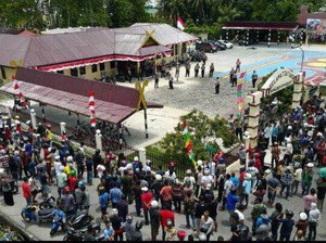 Demo Berujung Maut, ini Penampakan Warga Kepung Mapolres Meranti