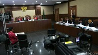 Kuasa hukum Jessica Kumala Wongso, Otto Hasibuan, masih meragukan keterangan forensik polisi yang menyatakan adanya sianida di tubuh Mirna. Menurut Otto, seharusnya penyidik melakukan tes darah untuk membuktikan berapa kandungan sianida di tubuh Mirna.