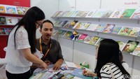Komite Buku Nasional sedang berdiskusi sekaligus memperkenalkan buku-buku Indonesia kepada penerbit Tiongkok.