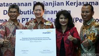 (Ki-ka) SVP Wholesale Transaction Banking Sales Bank Mandiri Teddy Y Danas, Direktur PT Graha Farma Soesatijo Jusuf, Direktur Commercial Banking Bank Mandiri Kartini Sally, dan SVP Commercial Banking Bank Mandiri Sutekat menghadiri penandatanganan kerja sama.