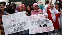 Demonstran menolak PDIP mengajukan Basuki Tjahaja Purnama (Ahok) sebagai calon gubernur DKI Jakarta.