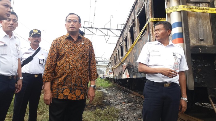 Menhub Datangi Lokasi Kebakaran Kereta Kertajaya di Priok