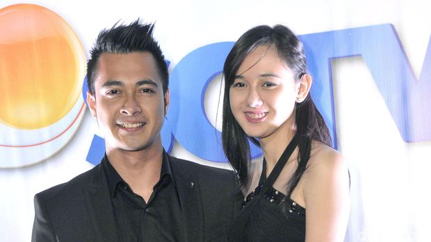 Kemesraan Eza Gionino dan Calon Istrinya yang Mirip Mulan