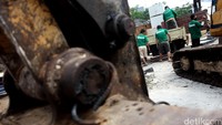 Barang-barang yang dikeluarkan dari dalam bangunan diangkut menggunakan truk.