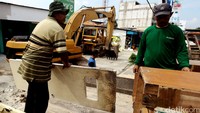Alat berat dikerahkan untuk melakukan pembongkaran.
