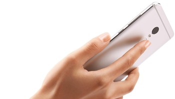 Di bagian belakang terdapat sensor sidik jari. Foto: miui