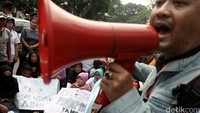 Unjuk rasa diikuti sekitar 70 orang yang berasal dari Jaringan Rakyat Miskin Kota (JMRK) dan Urban Poor Consortium Jakarta.