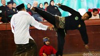 Dua orang pesilat unjuk kebolehan di penutupan Kejuaraan Nasional & Festival Pencak Silat NU Pagar Nusa, Kamis (25/8/2016).