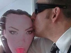 Heboh! Pilot Berfoto dengan Boneka Seks di Kokpit Pesawat