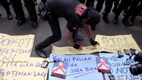  Demontrasi yang berlangsung sekitar satu jam tersebut berlangsung tertib.