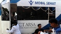 Pemeriksaan gigi dilakukan di dalam Mobil Sehat CT Arsa Foundation.