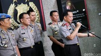 Kapolri Jenderal Tito Karnavian menjawab pertanyaan wartawan sebelum meninggalkan rapat membahas kebakaran hutan dan lahan.