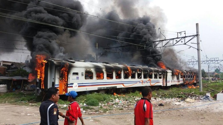Kereta Kertajaya Terbakar di Stasiun Tanjung Priok Saat Dibersihkan Kereta Kertajaya Terbakar di Stasiun Tanjung Priok Saat Dibersihkan