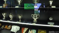 Barang-barang yang berhubungan dengan Real Madrid. Terdapat piala-piala kemenangan yang dipajang, lalu ada jersey kit dari tahun ke tahun, dan juga koleksi bola yang pernah dipakai (Rizky/detikTravel)
