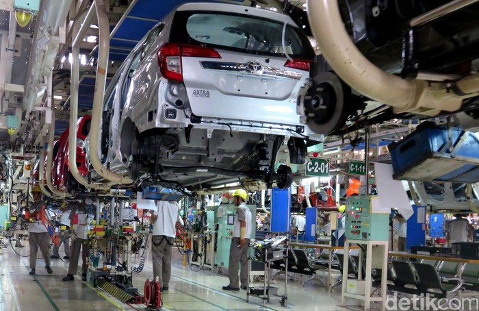 Daihatsu memproduksi Toyota Calya dan Sigra di Karawang, tepatnya di Kawasan Industri Surya Cipta, Jl. Surya Pratama Blok I Kav. 50. Yuk kita intip seperti apa pabrik ini.