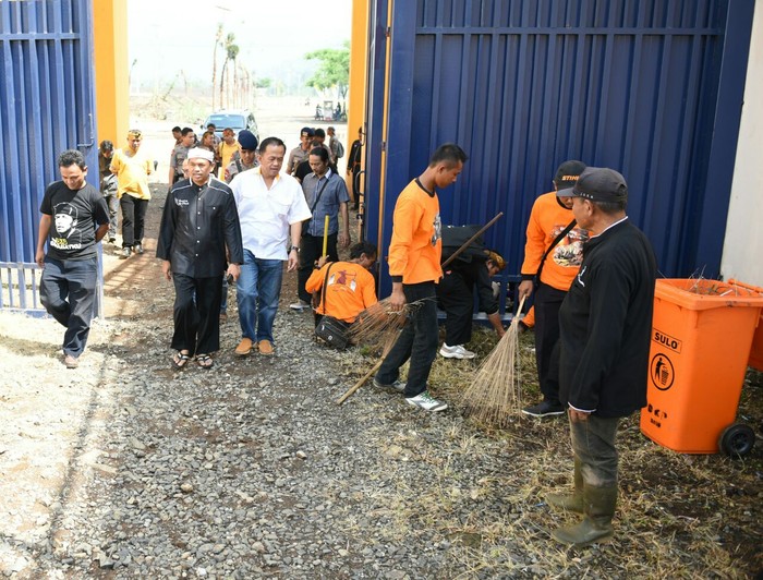 Bupati Dedi dan Ribuan Relawan Purwakarta Bersih-bersih Stadion Si Jalak Harupat