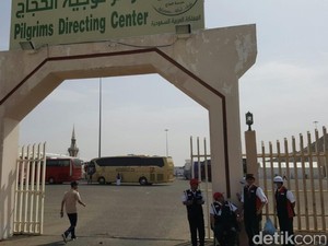 Berjemur di Tengah Suhu 40 Derajat demi Menanti Jemaah