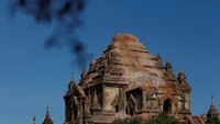 Otoritas Myanmar mengerahkan sejumlah besar personel kepolisian dan tentaranya untuk melindungi pagoda dan kuil yang rusak itu. Soe Zeya Tun/Reuters.