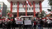 Warga melakukan aksi demonstrasi di depan kantor DPP PDI Perjuangan, Jakarta, Kamis (25/08/2016).