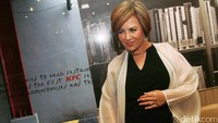 Cynthia berpose sambil memegang perut hamilnya. Pool/Gus Mun/detikFoto.